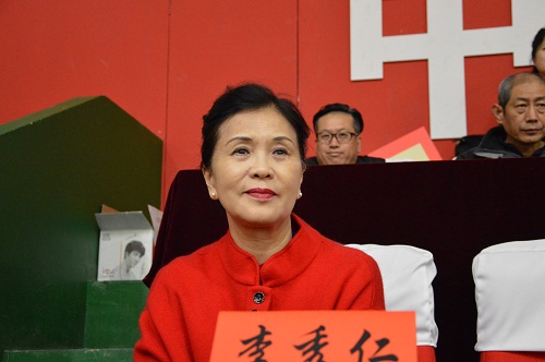 ������֮Ů�����ʳ�ϯ��Ļʽ