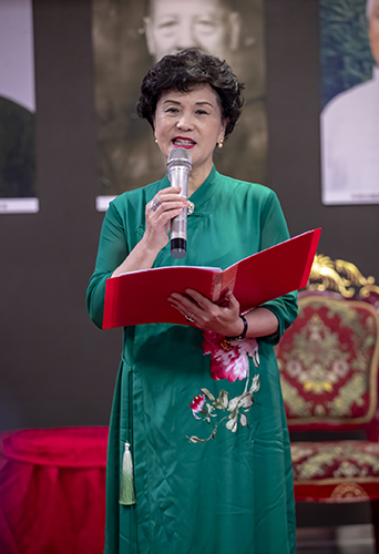 主持人李秀人女士