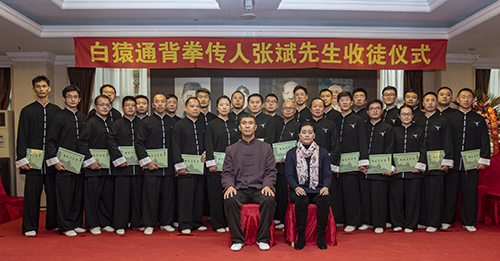 张斌先生与新弟子合影