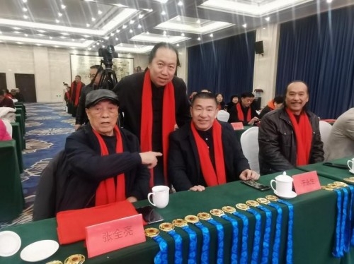 烟台市武术协会主席于永生(中)光临大会