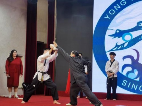 鸣生亮武学研究会烟台分会会长唐涛与韩国跆拳道选手合练