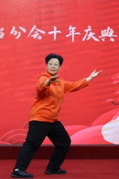 临淄鸣生亮拳法研究中心曹淑云表演吴氏太极拳