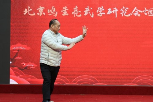 鸣生亮武学研究会无锡分会会长朱文龙表演梁式八卦掌