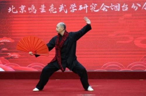 鸣生亮武学研究会丰台分会会长吴成海表演太极扇