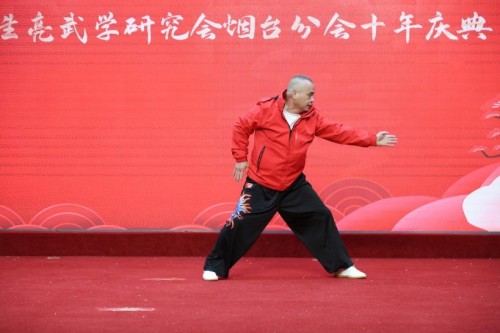 鸣生亮武学研究会山东菏泽分会会长杨德太表演八极拳