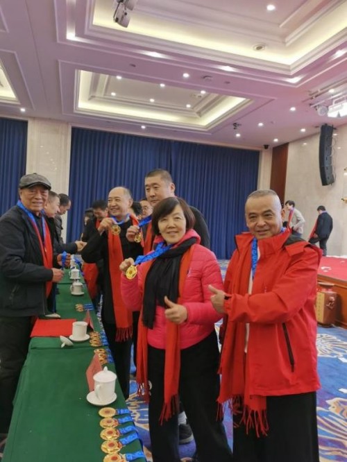 烟台市武术协会主席于永生和张全亮老师共同为现场表演者颁发纪念奖牌