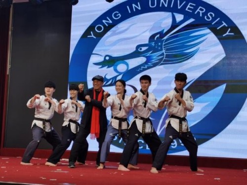 张全亮老师应邀与五位韩国跆拳道世界冠军表演后合影留念