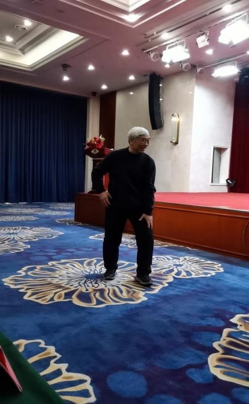 张全亮老师点评时还常常进行动作示范