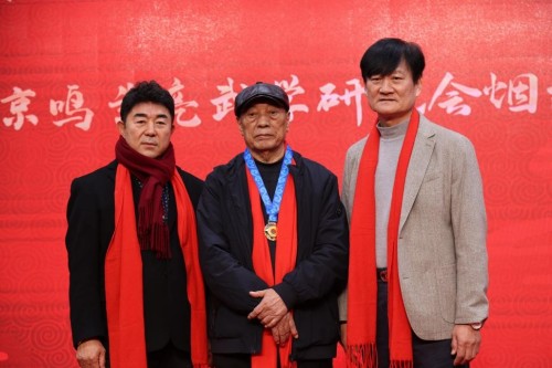 张全亮老师与韩国来的两位嘉宾合影留念