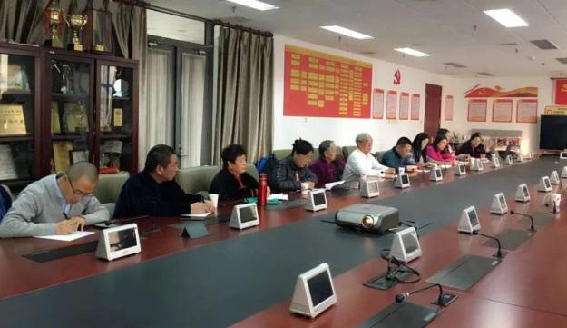 调研领导到大兴区文化宫会议室,听取鸣生亮武学研究会张全亮做吴式太极拳传承、保护工作的情况报告
